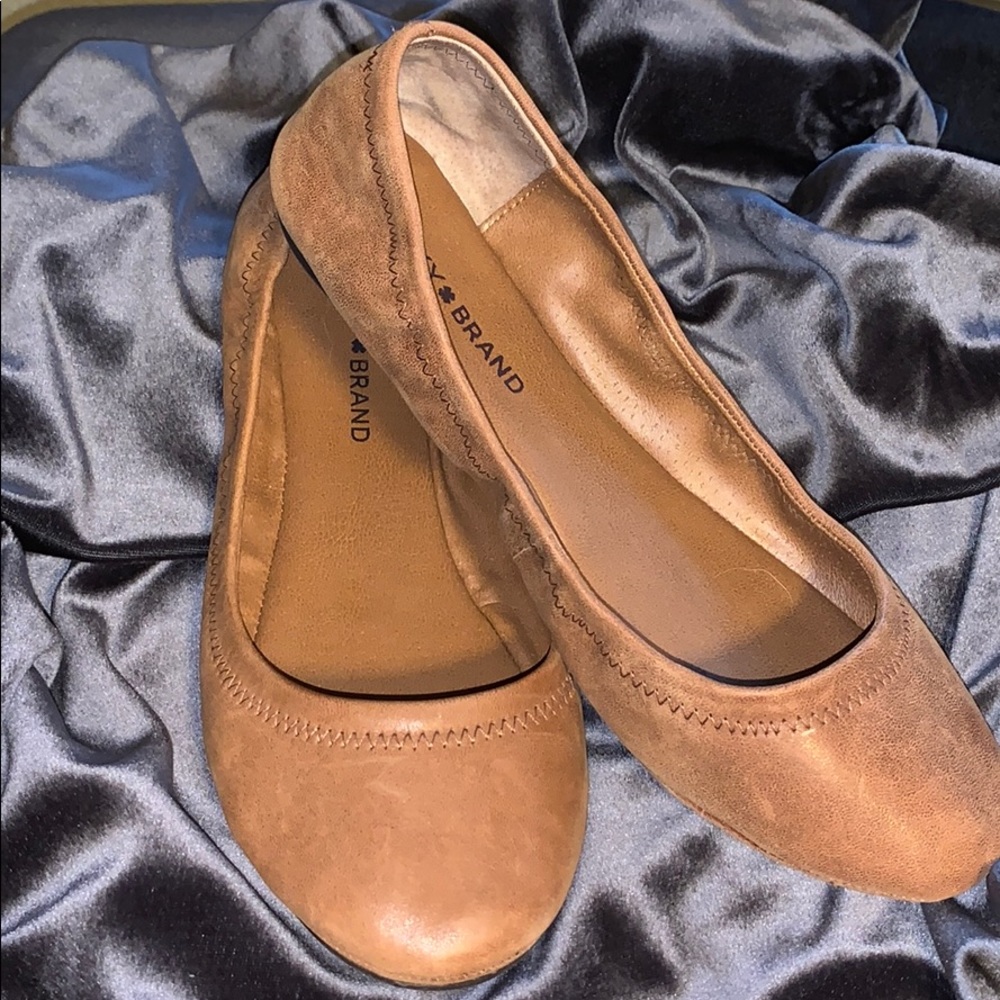 🍀Lucky Brand tan flats. Near perfect condition🍀